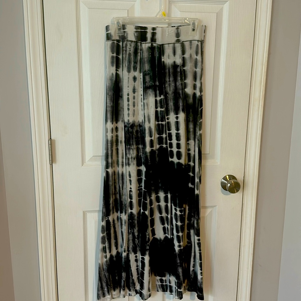 Maxi long skirt - tie-dyed, hombre- black/grey/white. Size Small but really OS
